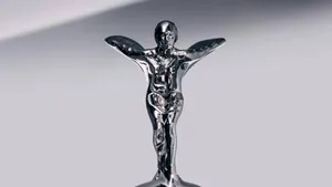 Rolls-Royce Spectre, prima maşină electrică a mărcii, schimbă statueta legendară a companiei britanice

