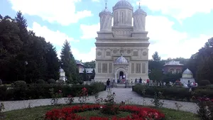 Geamuri PVC montate la uşa de acces şi ferestre din Mănăstirea Curtea de Argeş. Ministerul Culturii cercetează condiţiile în care s-a produs lucrările 