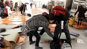 Aeroportul parizian Roissy, transformat în dormitor din cauza curselor anulate