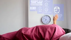 De la science-fiction la realitate: Locuinţa inteligentă în care cu un simplu gest consulţi agenda şi decorezi pereţii
