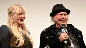 Actriţa Daryl Hannah şi muzicianul Neil Young s-au căsătorit