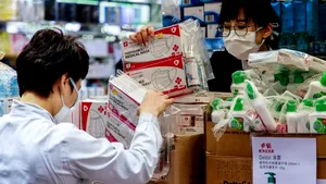 Stocurile medicale îi dau de gol pe chinezi: peste 2 miliarde de măşti importate în Wuhan într-o lună. Ţara care i-a ajutat este acum în criză de măşti chirurgicale
