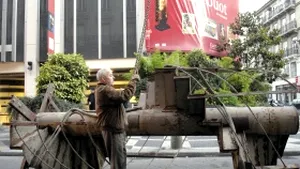 O bucată din turnul Eiffel, scoasă la licitaţie