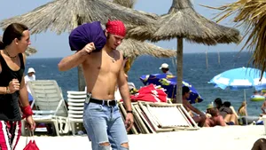 Vama Veche: Şezlongurile şi umbrelele de plastic, înlocuite cu unele din materiale naturale