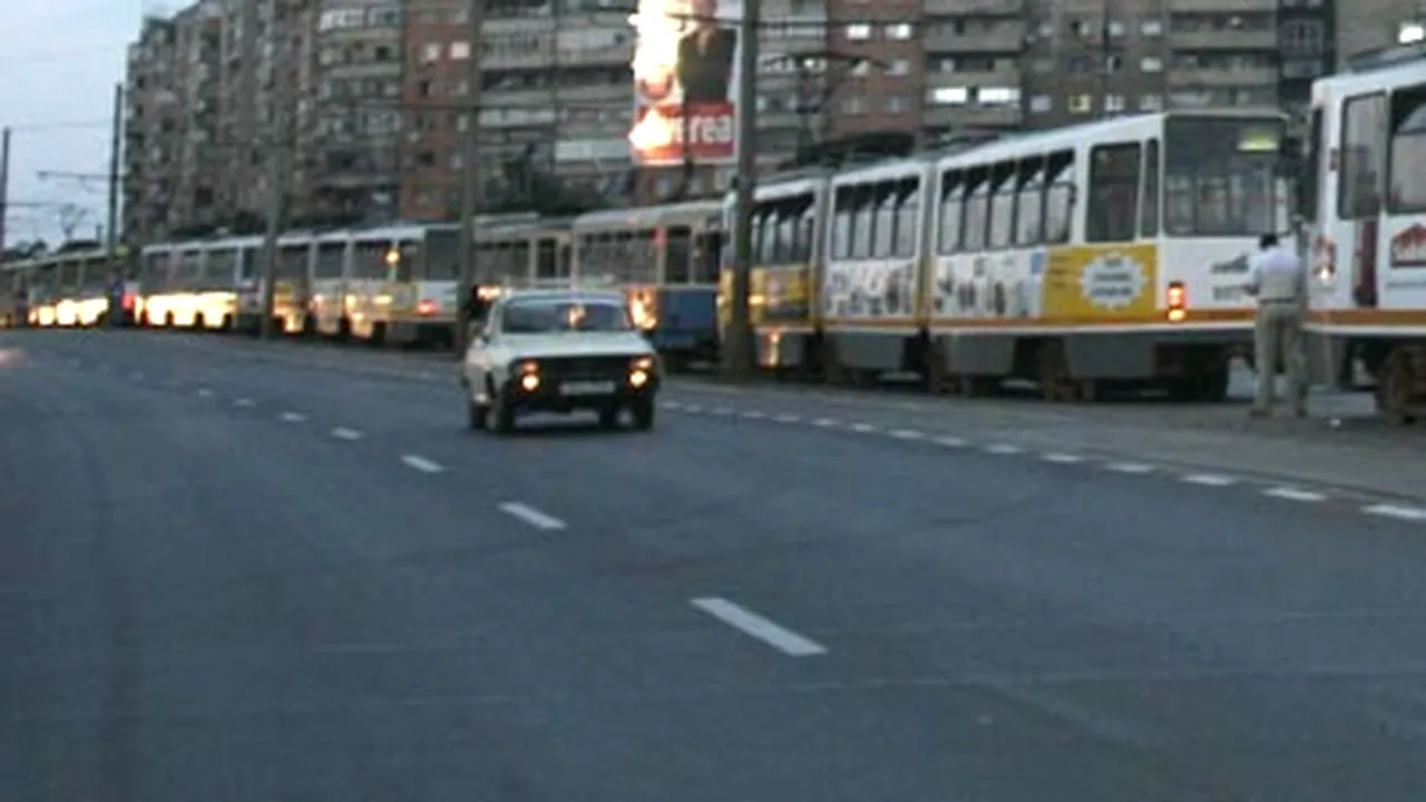 Dosare penale pentru proprietarii maşinilor care au blocat linia tramvaiului 34