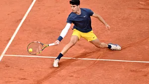 Alcaraz îl învinge pe Sinner în cinci seturi la Roland Garros şi intră în istoria circuitului ATP