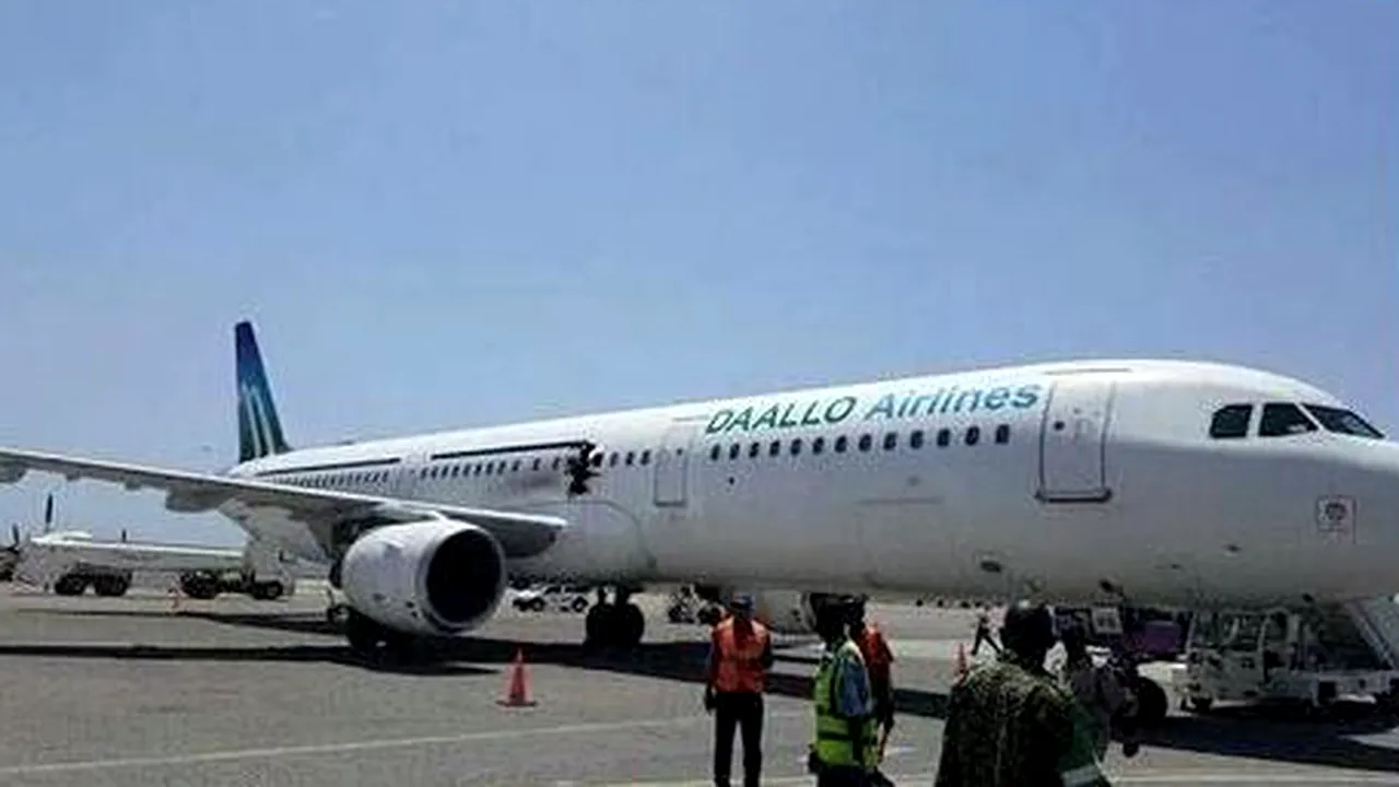Un mort şi trei răniţi după o explozie produsă într-un avion de pasageri, în Somalia. FOTO