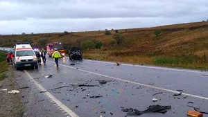 Călăraşi: Patru morţi şi un rănit, după ce maşina în care se aflau s-a izbit violent de un copac