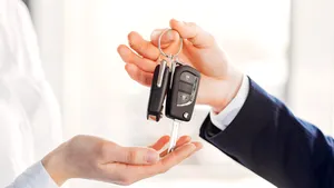 Pleci în vacanță? Taxele ascunse de la închirierile auto îi costă scump pe șoferi