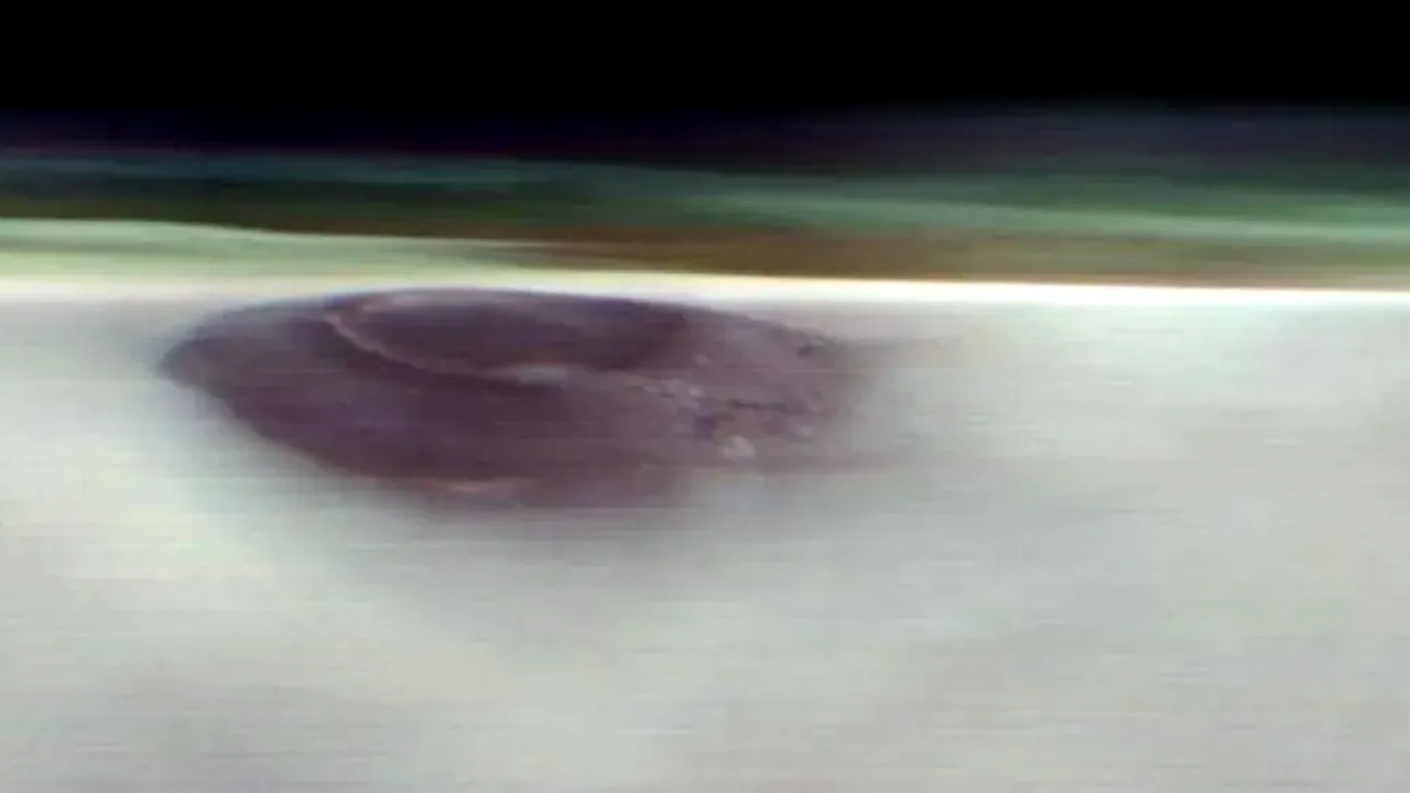 NASA surprinde o imagine spectaculoasă a unui vulcan care străpunge norii matinali de pe Marte