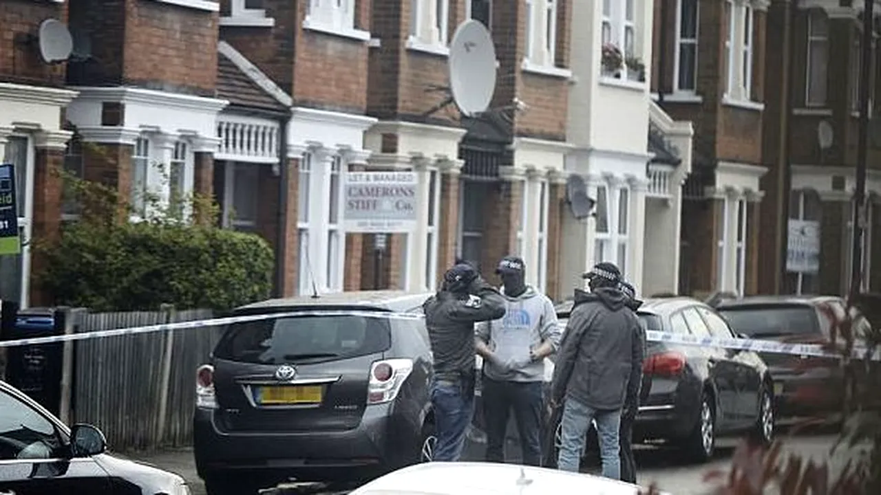 ALERTĂ la Londra: O femeie, împuşcată, într-o operaţiune ANTITERORISTĂ. Patru persoane, reţinute de Scotland Yard - FOTO, VIDEO