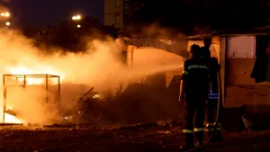 Incendiu într-o tabără din Roma în care locuiau trei romi implicaţi într-un incident rutier