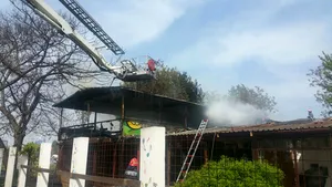 FOTO Incendiu la un restaurant nefuncţional din Capitală. Localul a ars şi acum două săptămâni 