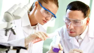 Mai multe doze, aceeaşi cantitate de vaccin. Soluţia farmaciştilor pentru a evita risipa şi a vaccina mai mulţi oameni 