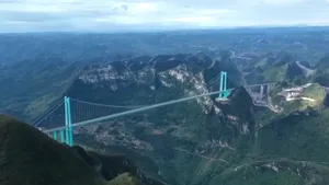 Cel mai înalt pod din lume, cu podea terifiantă, inaugurat