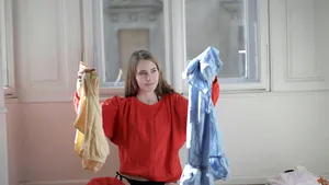 Cât de des ar trebui să îţi speli hainele? Recomandări utile de la experţi