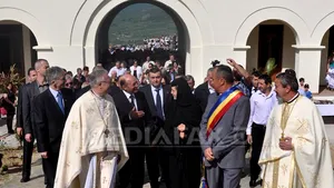 Traian Băsescu a făcut o baie de mulţime la finalul slujbei de la Mănăstirea 