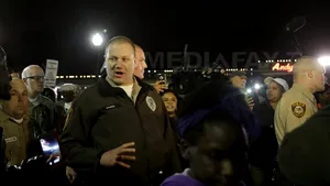 Protestele continuă la Ferguson, după ce doi poliţişti au fost împuşcaţi de manifestanţi
