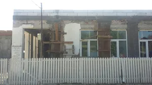 FOTO | Şcoala care are imprimante şi videoproiectoare, dar toaleta e în curte, la 50 de metri 