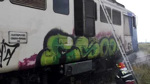Incendiu la locomotiva unui tren în care se aflau 50 de persoane