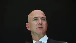 Care este singura întrebare la care Jeff Bezos, miliardarul de la Amazon, încearcă să îşi răspundă când trasează strategia companiei