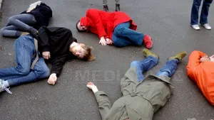 Miercurea Ciuc:Mai mulţi tineri au simulat moartea prin asfixiere, într-un flashmob pentru aer curat
