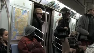 Sute de newyorkezi şi-au dat jos fustele şi pantalonii în metrou - VIDEO