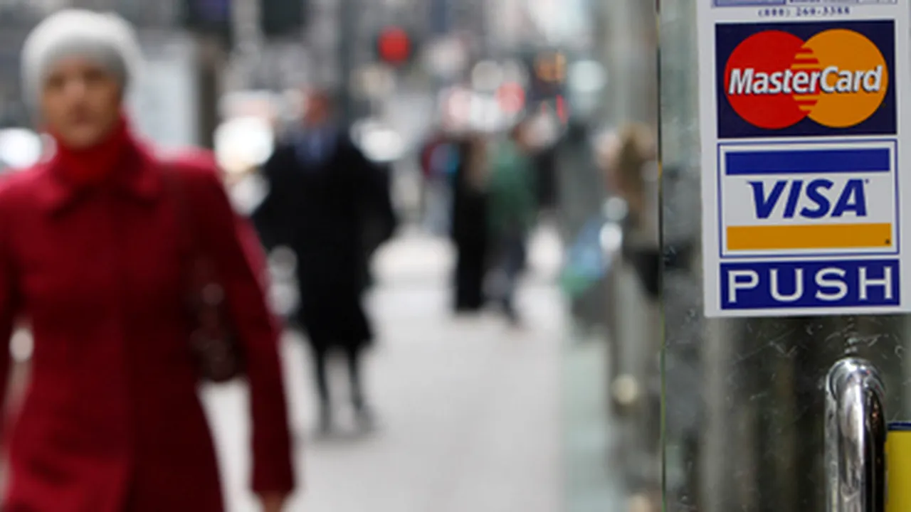 Românii fac în medie o plată la comercianţi prin card la două luni
