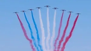 GAFĂ la parada de Ziua Naţională a Franţei.  O eroare a apărut la unul din avioanele care survolau Arcul de triumf în timpul demonstraţiei aeriene 