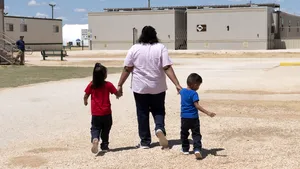 SUA: Copiii imigranţi din centrele de detenţie guvernamentale trebuie eliberaţi din cauza extinderii pandemiei de Covid-19