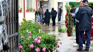 Foşti colegi ai lui Gică Popescu, alături de acesta la înmormântarea tatălui său - FOTO