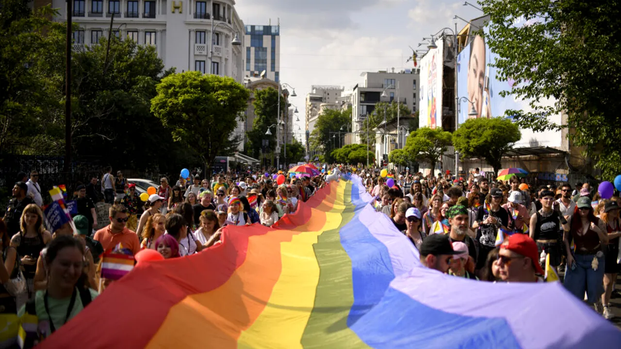 Bucharest Pride 2025: 30.000 de persoane au participat la marș / Contramanifestație cu icoane și rugăciuni