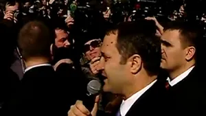 Premierul moldovean Vlad Filat a făcut o baie de mulţime după ce a fost demis - VIDEO