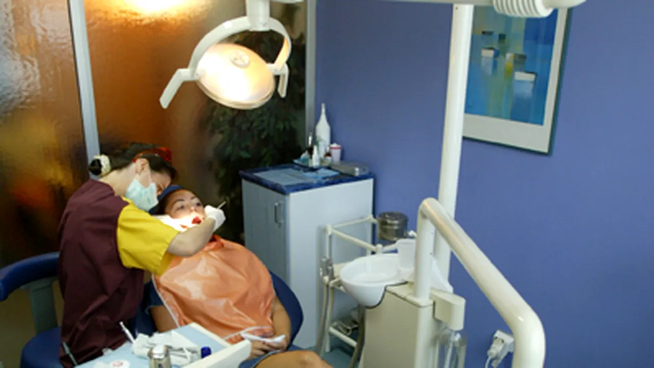 Aparatul dentar invizibil, o soluţie estetică pentru îndreptarea dinţilor