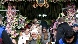 Aproape 110.000 de pelerini au trecut pe la racla cu moaştele Sfintei Cuvioase Parascheva