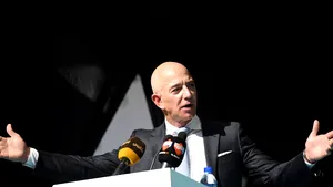 Maxim istoric! Acţiunile Amazon trec de 3.000 de dolari. Compania lui Jeff Bezos valorează acum peste 1.500 miliarde de dolari