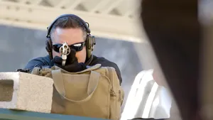 O femeie ne arată cum să NU tragem cu arma