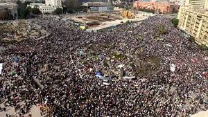 Mulţime de protestatari în Piaţa Tahrir din Cairo. Manifestanţii au stocat pietre, iar autorităţile au suplimentat trupele armate
