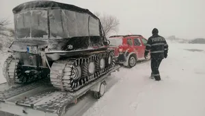 FOTO O adolescentă din Tulcea la care ambulanţa nu putea ajunge a fost salvată de pompierii botoşăneni cu o şenilată