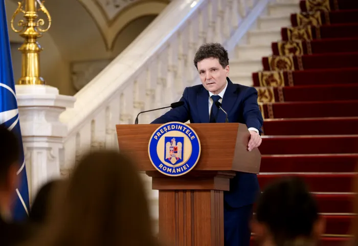 SONDAJ 56,4% din români vor alegeri anticipate, 53% – resping premierul tehnocrat. Ce răspund la întrebarea: apropiere de administrația Trump sau față de UE?