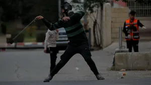 Vehiculul Patriarhului Ortodox de la Ierusalim, atacat cu pietre de sute de palestinieni creştini / Motivul pentru care protestatarii au strigat 