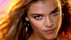 Iubita lui Leonardo DiCaprio, Nina Agdal, sesiune foto INCENDIARĂ în revista Sports Illustrated, ediţia dedicată costumelor de baie