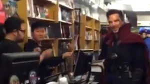 VIDEO: Benedict Cumberbatch intră într-un magazin de benzi desenate, îmbrăcat ca Dr. Strange