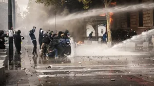 Violențele din Franța schimbă calculele politice înaintea alegerilor prezidențiale din 2027. Cine profită de criză și cine are de pierdut