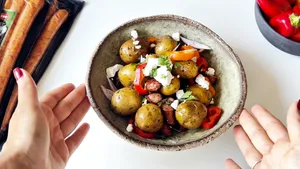 VIDEO | Salată caldă cu cartofi și cârnați / O rețetă simplă pentru o masă sățioasă, ideală pentru acest început de toamnă