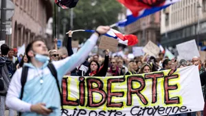 Francezii au protestat împotriva vaccinării şi a certificatelor COVID. A fost contestată ”dictatura medicală”