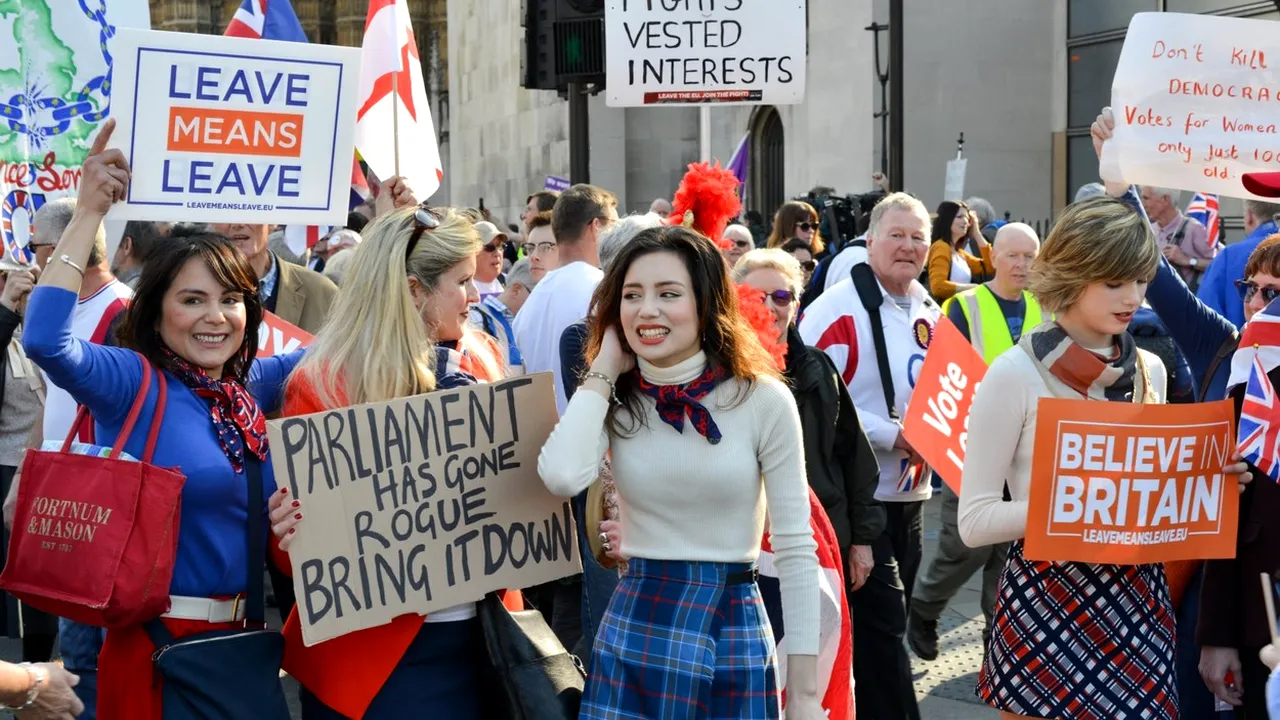 FOTO | Mesaj revoltător afişat într-un bloc din Norwich în ziua Brexit-ului. Poliţia a deschis imediat o anchetă