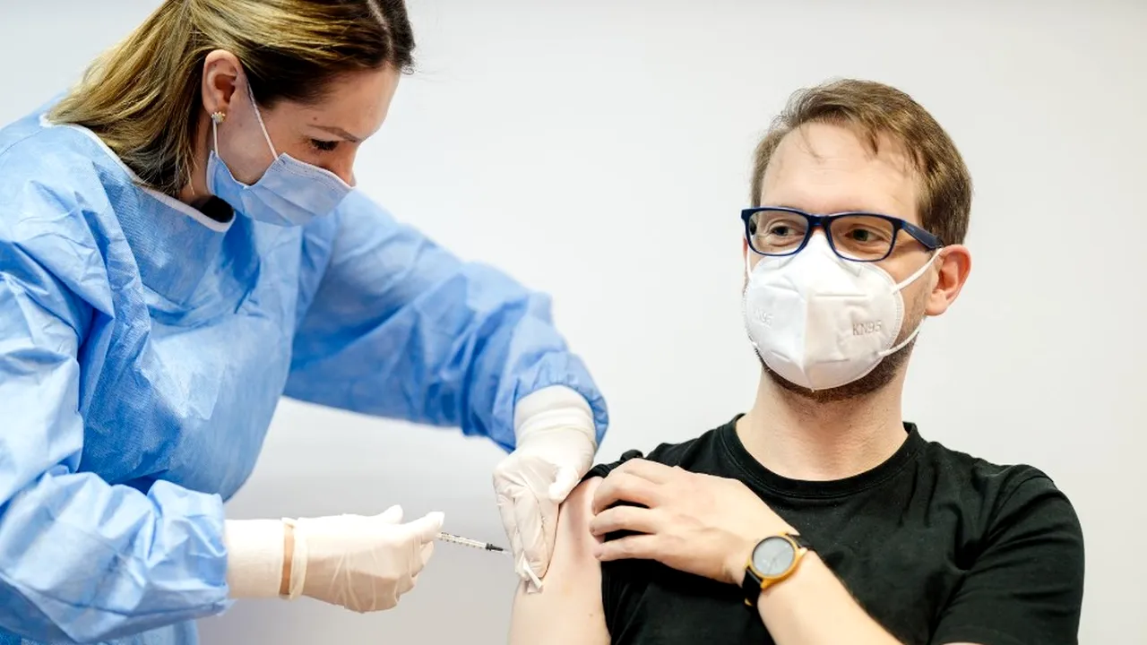 Dominic Fritz s-a vaccinat: ”Am pus un umăr pentru Timişoara. Pare netonifiat, dar muşchii sunt pe interior”