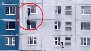 Momentul în care o tânără este salvată pe fereastră, după ce i-a luat foc casa/ VIDEO
