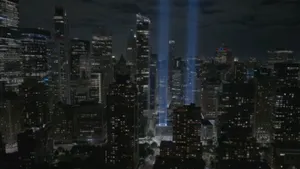 Orizontul Manhattanului, tăiat de lumini albastre pe timp de noapte